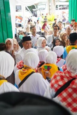 Isak Tangis Iringi Pemberangkatan 312 Calhaj Probolinggo, Wali Kota Aminuddin Pesan Jaga Kesehatan