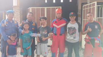 Respon Cepat Call Center 112, Damkar Kota Probolinggo Jinakkan Ular di Permukiman Warga Kedopok