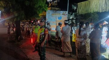 Babinsa Sukawati Turun Langsung, Pastikan Arus Lalu Lintas Lancar Saat Odalan.