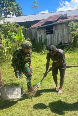 Tercipta Lingkungan Bersih dan Sehat, Satgas Yonif 521/DY Bersama Warga Gotong Royong di Kantor Distrik Apalapsili