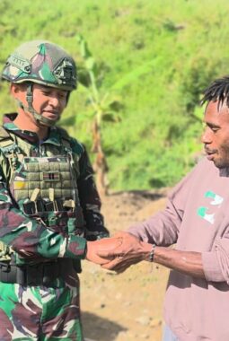 Pendampingan Warga Bercocok Tanam dan Merawat Kebun, Satgas Yonif 521/DY Gencarkan Binter TNI di Distrik Eragayam