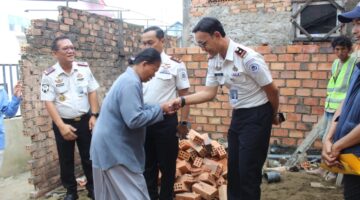 Kepala Kanwil Ditjenpas Sumsel Erwedi Supriyatno Bersama UPT Pemasyarakatan Kota Palembang Tinjau Progres Bedah Rumah