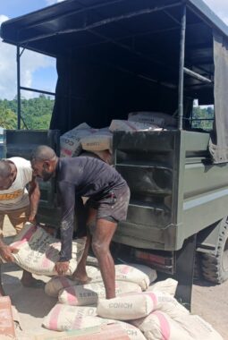 Dengan Penuh Antusias  Warga Bantu Pindahkan Semen di Lokasi TMMD Ke-128 Kodim 1801/Manokwari ‎