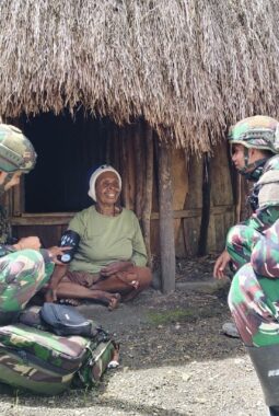 Gerakkan Binter Anjangsana, Satgas Yonif 521/DY Berikan Pelayanan Kesehatan bagi Warga Distrik Kurima