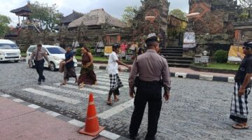 Sat Pamobvit Polres Gianyar Intensifkan Pengamanan DTW Pura Puseh Batuan, Wujudkan Pariwisata Aman Dan Nyaman