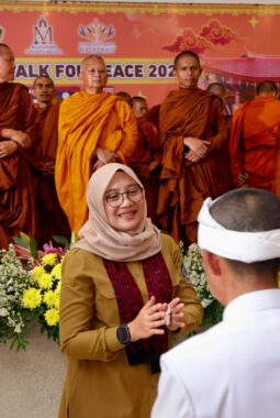 Tiba di Banyuwangi, Bupati Ipuk dan Komponen Lintas Agama Sambut Kedatangan Biksu Thudong