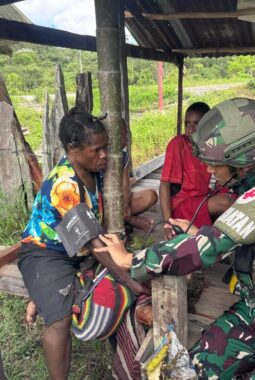 Binter TNI Peduli Kasih Sayang, Satgas Yonif 521/DY Berikan Pelayanan Kesehatan Gratis Bagi Warga Distrik Benawa