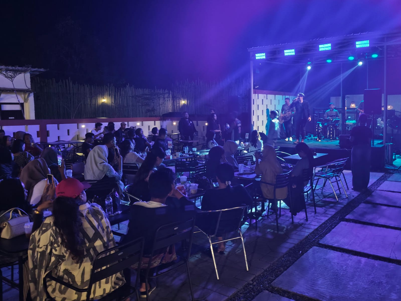 Putra Zigas Gebrak Panggung Tempat Ngopi Serang