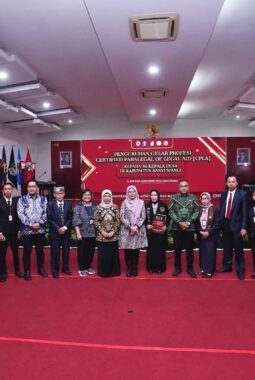 46 Kepala Desa Banyuwangi Dikukuhkan Sebagai Paralegal, Bupati Ipuk Minta Kades Hadirkan Restorative Justice