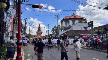 Polsek Gianyar Melaksanakan Pengamanan Dan Pengaturan Arus Lalu Lintas Upacara Pelebon