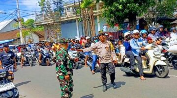 Bhabinkamtibmas Bedulu Kawal Upacara Ngaben, Wujud Nyata Sinergitas Polri–TNI Dan Pecalang Jaga Kondusifitas Desa Adat