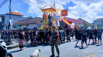 Krama Iringi Pelebon Almarhum Dewa Putu Luwih, Babinsa Sigap Atur Pengamanan