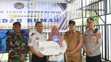 Kakanwil Ditjenpas Sumsel Erwedi Supriyatno Serahkan Kunci Program Bedah Rumah untuk Warga Palembang