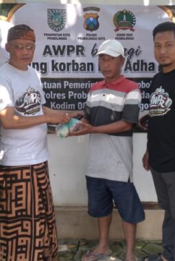 AWPR Salurkan Puluhan Kantong Daging Kurban untuk Warga RW 01 Jrebeng Kidul