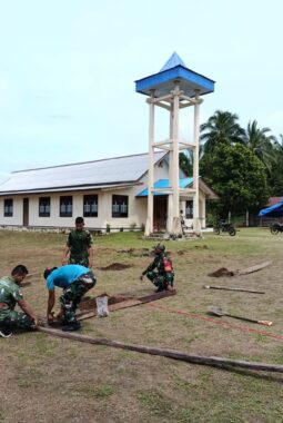 Satgas Yonif 123/Rajawali Bangun Garasi Gereja GPI Eci di Distrik Assue, Asgon