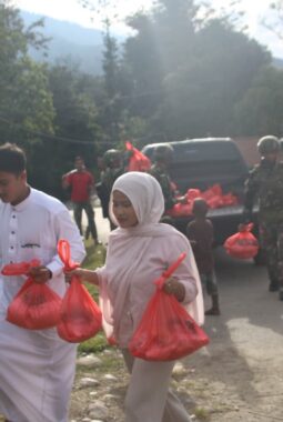 Tebar Kepedulian di Tanah Papua, Satgas Yonif 521/DY Masih dalam Semangat Idul Adha 1447 H Bagikan Ratusan Sembako untuk Meringankan Beban Warga di Distrik Walesi