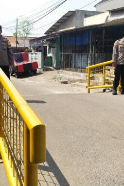 Polsek Cikupa Cek Kondisi Jembatan di Desa Talaga, Pastikan Aman Dilintasi Warga