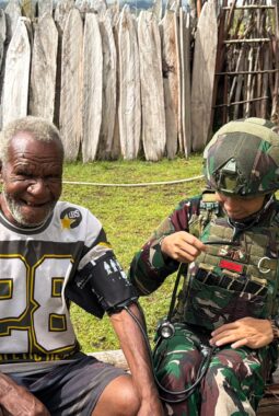 Pergencar Komsos TNI, Satgas Yonif 521/DY Pererat Keharmonisan dan Edukasi Pelayanan Kesehatan Gratis Bersama Masyarakat Distrik Napua