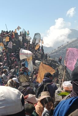 Yadnya Kasada Suku Tengger, Tak Hanya Melarung Sesaji Namun Ada Edukasi Untuk Generasi Penerus