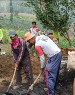 Tingkatkan Akses Pertanian Produktif, Warga Dusun Mrati Desa Ngadirejo Swadaya Pasang Gorong Gorong