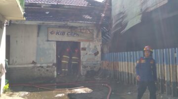 Kebakaran Melanda Ekspedisi KIB Cepat Kota Probolinggo, Api Berhasil Dikendalikan Damkar