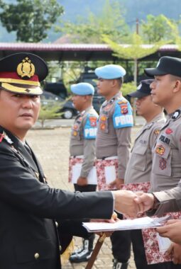 Dihari Pancasila, Kapolres Tapteng Berikan Penghargaan Kepada Personel Berprestasi