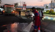 Dari TPU ke Bundaran Glaser, Damkar Kota Probolinggo Bergerak Cepat Amankan Tumpahan Solar