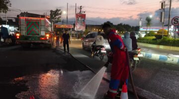 Dari TPU ke Bundaran Glaser, Damkar Kota Probolinggo Bergerak Cepat Amankan Tumpahan Solar