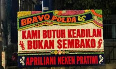 Papan Bunga Bertebaran di Tugu Adipura, nanun tidak ada lagi sembako tukar nyawa. Keluarga Minta Keadilan untuk Joni Iskandar