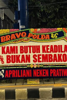 Papan Bunga Bertebaran di Tugu Adipura, nanun tidak ada lagi sembako tukar nyawa. Keluarga Minta Keadilan untuk Joni Iskandar