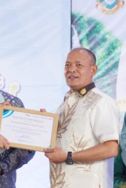 Pemkab Tapteng Terima Penghargaan dari Gubernur Sumut atas Capaian Investasi Tertinggi