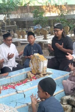 Belah Jimat Mangunharjo, Warga Ziarah ke Makam Pendahulu dan Lestarikan Sejarah Lokal