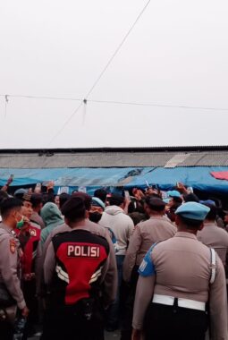 Eksekusi Pasar Cisoka Berlangsung Sengit, Pedagang Berikan Perlawanan