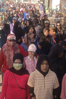 Bersama Warga Desa Puger Kulon, Camat Puger Ikut Kegiatan Jalan Sehat Dalam Rangka Memperingati Ulang Tahun Desa