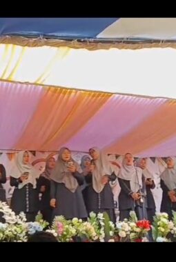 Suasana Haru dan Bahagia Warnai Ihtifalan serta Pentas Seni MI Al Karomah Tahun Ajaran 2025/2026