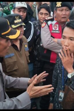 Mengaku Kuasa Hukum Dari Peradi Pedagang Ex TPPS Cisoka, Petugas Kepolisian Pertanyakan Kuasa Dan KTP, Tak Bisa Tunjukkan !!