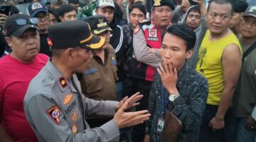 Mengaku Kuasa Hukum Dari Peradi Pedagang Ex TPPS Cisoka, Petugas Kepolisian Pertanyakan Kuasa Dan KTP, Tak Bisa Tunjukkan !!