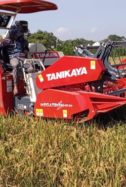 Tasyakuran Bantuan Combine Harvester, Petani Desa Jombang Langsung Uji Coba Panen 1 Hektare Secara Efisien