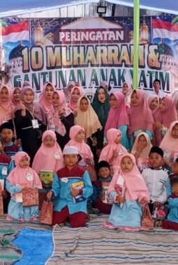 Momentum Peringatan 10 Muharam Desa Padomasan Kecamatan Jombang Beri Santunan ke Anak Yatim
