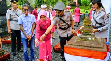 Polres Gianyar Gelar Upacara Ziarah Rombongan Peringati Hari Bhayangkara Ke-80