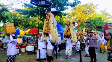 Rangkaian Pujawali Di Pura Dalem Sakenan Bertepatan Dengan Hari Raya Kuningan, Polsek Denpasar Selatan Melaksanakan Pengamanan