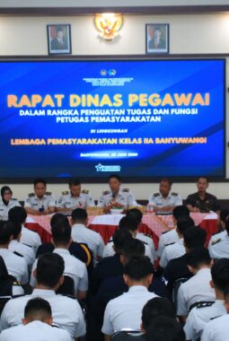 Tegakkan Aturan Tanpa Kompromi, Kalapas Banyuwangi Beri Arahan kepada Pegawai Demi Stabilitas Keamanan Lapas