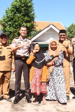 Bakti Sosial Kapolres Probolinggo Kota Letakkan Batu Pertama Bedah Rumah Warga Tongas, Wujud Kepedulian HUT Bhayangkara ke-80