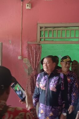 Bupati Maesyal Rasyid Serahkan Bantuan Rp35 Juta kepada Warga Cisoka, Lanjut Jenguk Korban Kecelakaan di Solear dan Beri Nama Bayi yang Baru Lahir