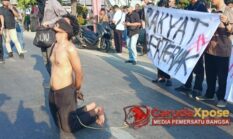 TEATRIKAL NASI KOSONG WARNAI AKSI MAHASISWA BREBES, BUPATI PARAMITHA TEMUI MASSA DI ALUN-ALUN