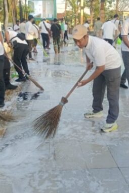 Bersihkan Kawasan Alun-Alun, Lurah Mangunharjo Sebut Kepedulian Lingkungan Harus Menjadi Budaya Bersama
