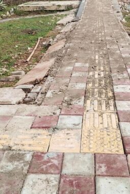 Pembangunan Jalan Disabilitas di UPT Rehabilitasi Dinsos Kabupaten Tangerang Diduga Tanpa Papan Informasi Proyek