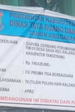 Pembangunan Gapura Gerbang Perumahan Permata Balaraja Jadi Sorotan