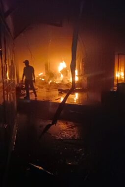 Kebakaran Besar Hanguskan Pasar Nauli Sibolga, Petugas Berjibaku Padamkan Api Hingga Pagi