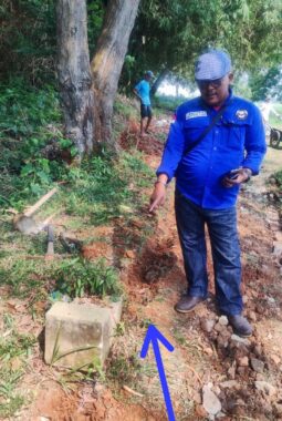 Kuburan Diduga Terdampak Proyek Jalan Paving Blok di Kampung Kuya, Jayanti